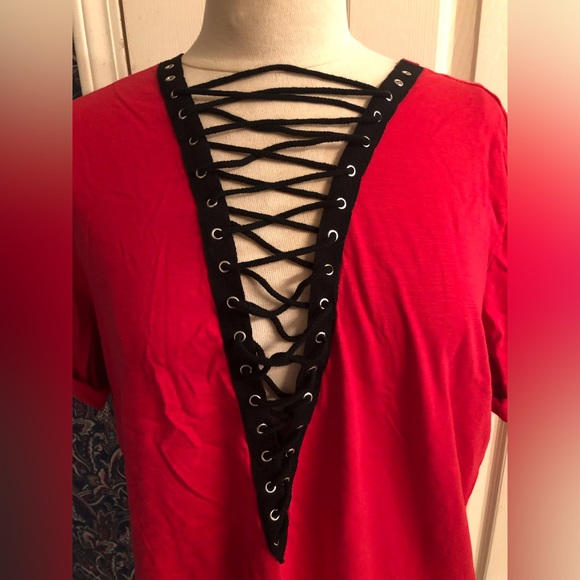 Trend Shop size large red top Vneck criss cross in black short sleeve - Picture 2 of 7